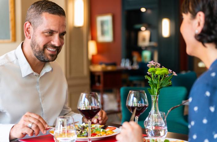 un homme et une femme lors d'un diner romantique - hotel saint christophe