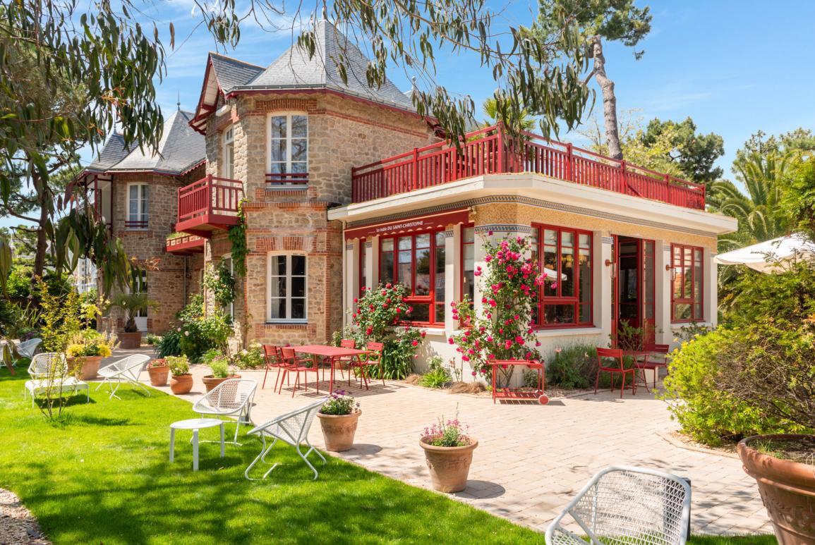 maison traditionnelle avec jardin verdoyant - hotel saint christophe