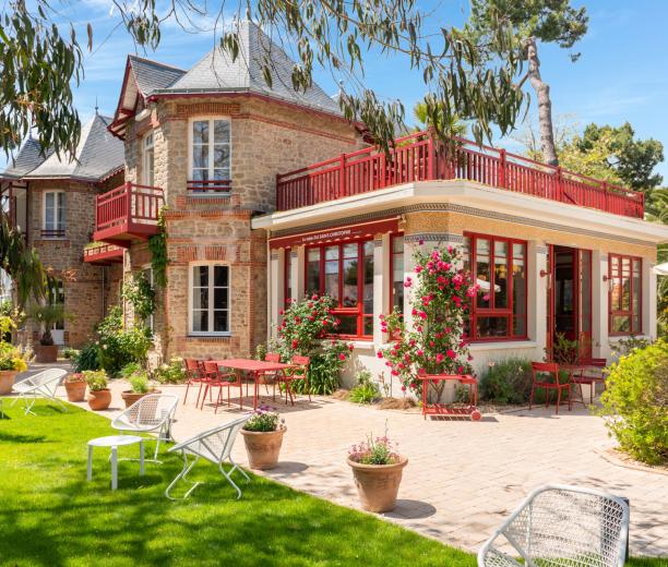 maison traditionnelle avec jardin verdoyant - hotel saint christophe