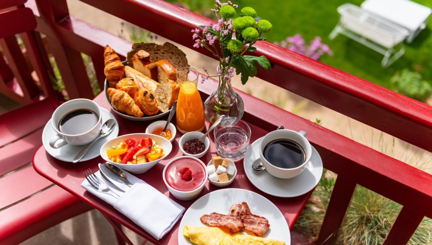 petit-déjeuner gourmand en terrasse - hotel saint christophe