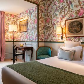 chambre vintage, tapisserie florale et coussins décoratifs - hotel saint christophe