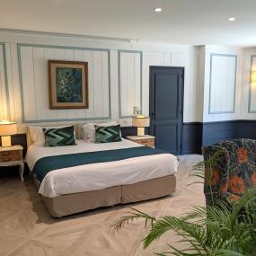 chambre élégante avec des coussins verts et une ambiance accueillante - hotel la baule vue mer