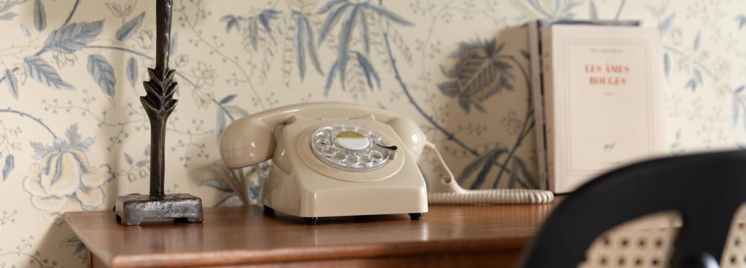 bureau vintage avec téléphone à cadran - hotel 4 etoiles la baule