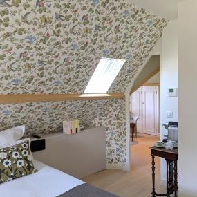tapisserie fleurie dans chambre lumineuse - hotel la baule vue mer