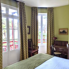 chambre lumineuse avec rideaux marron - hotel la baule vue mer