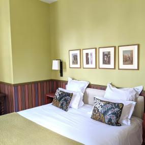 chambre couleur verte et lit double - hotel la baule vue mer