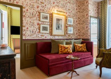 salon avec canapé rouge et tapisserie fleurie - hotel la baule vue mer