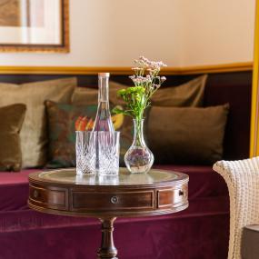 petite table de salon avec carafe d'eau et petit bouquet de fleurs - hotel la baule vue mer