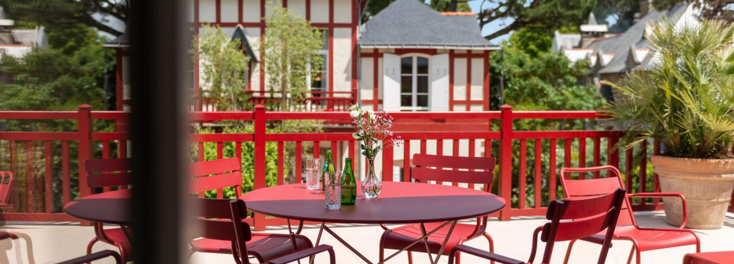 balcon avec mobilier rouge - hotel la baule vue mer