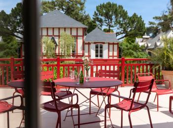 balcon avec mobilier rouge - hotel la baule vue mer