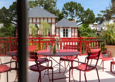 balcon avec mobilier rouge - hotel la baule vue mer