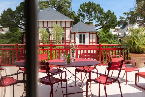 balcon avec mobilier rouge - hotel la baule vue mer